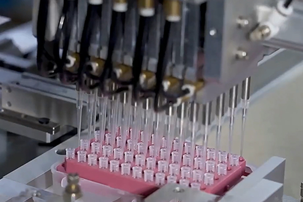 移液吸頭自動塞芯裝盒機:高效精準的智能裝配解決方案 移液吸頭自動塞芯裝盒機:高效精準的智能裝配解決方案
